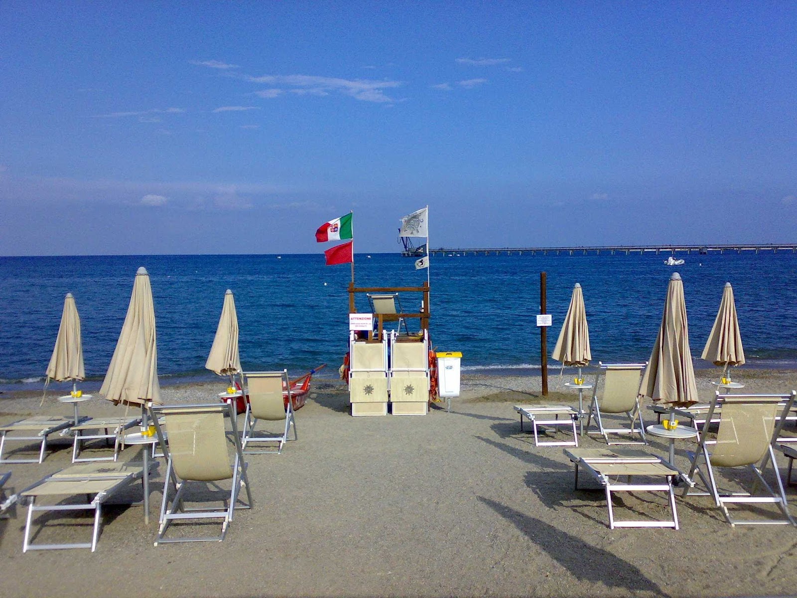 Foto af Spiaggia di Vado Ligure bakket op af klipperne