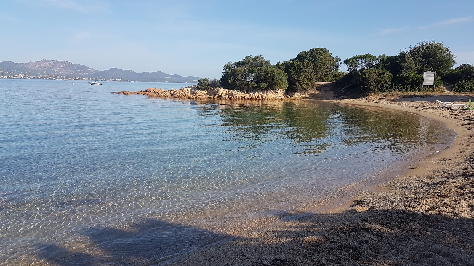 Foto di Spiaggia Bella con una superficie del acqua cristallina