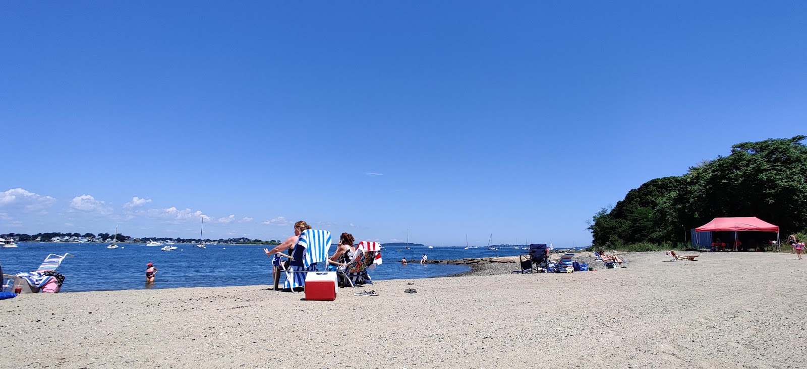 Foto av Wessagusset beach med beige sand och småsten yta