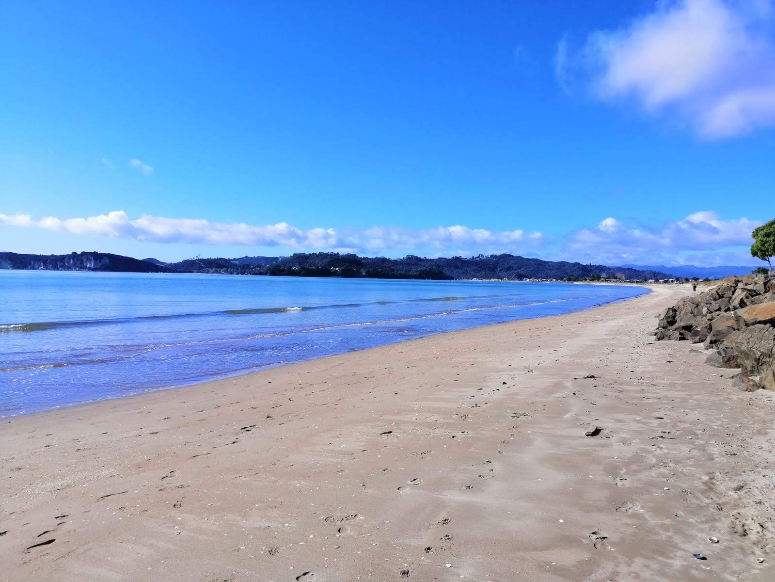 Foto di Ohuka Beach con una superficie del sabbia beige