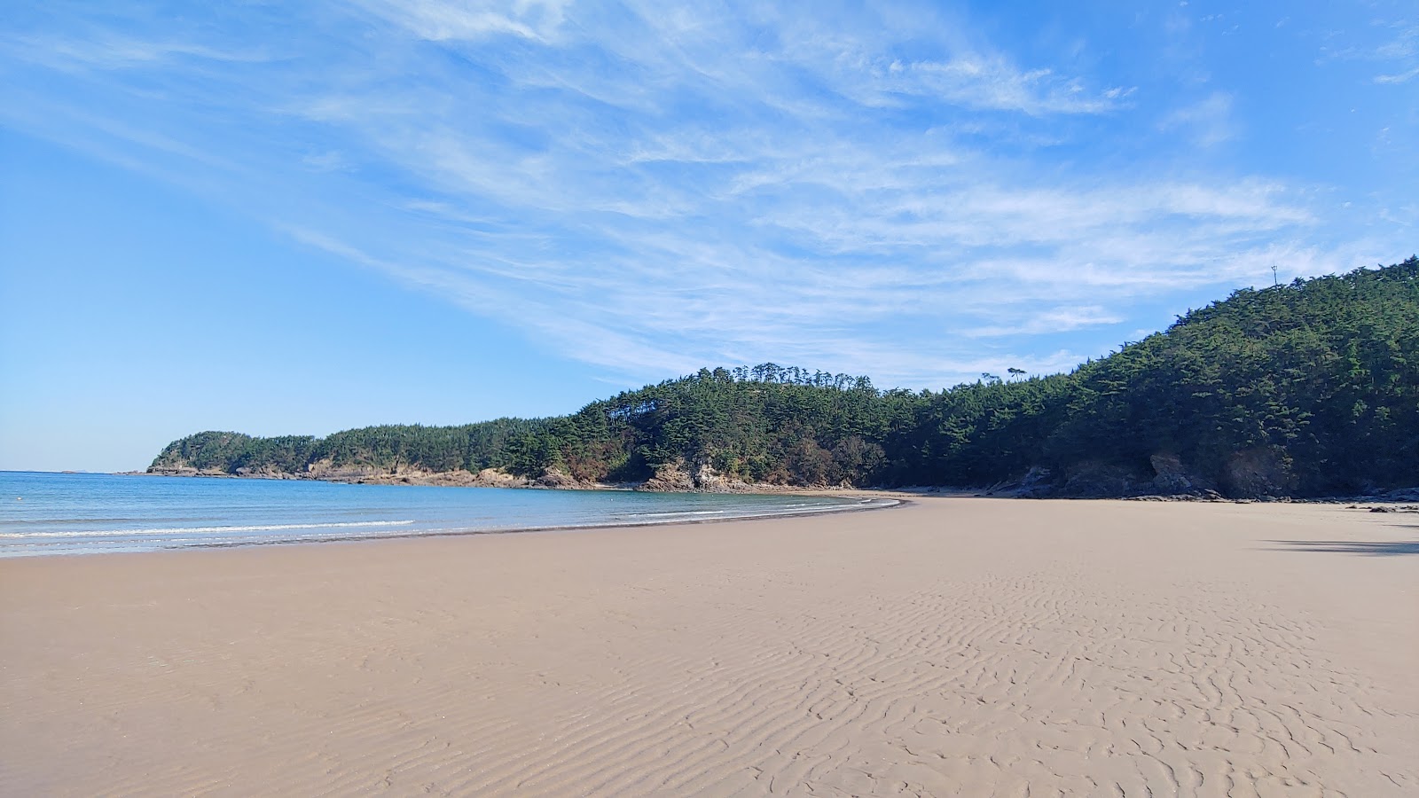 Foto av Cloudpo Beach med ljus sand yta