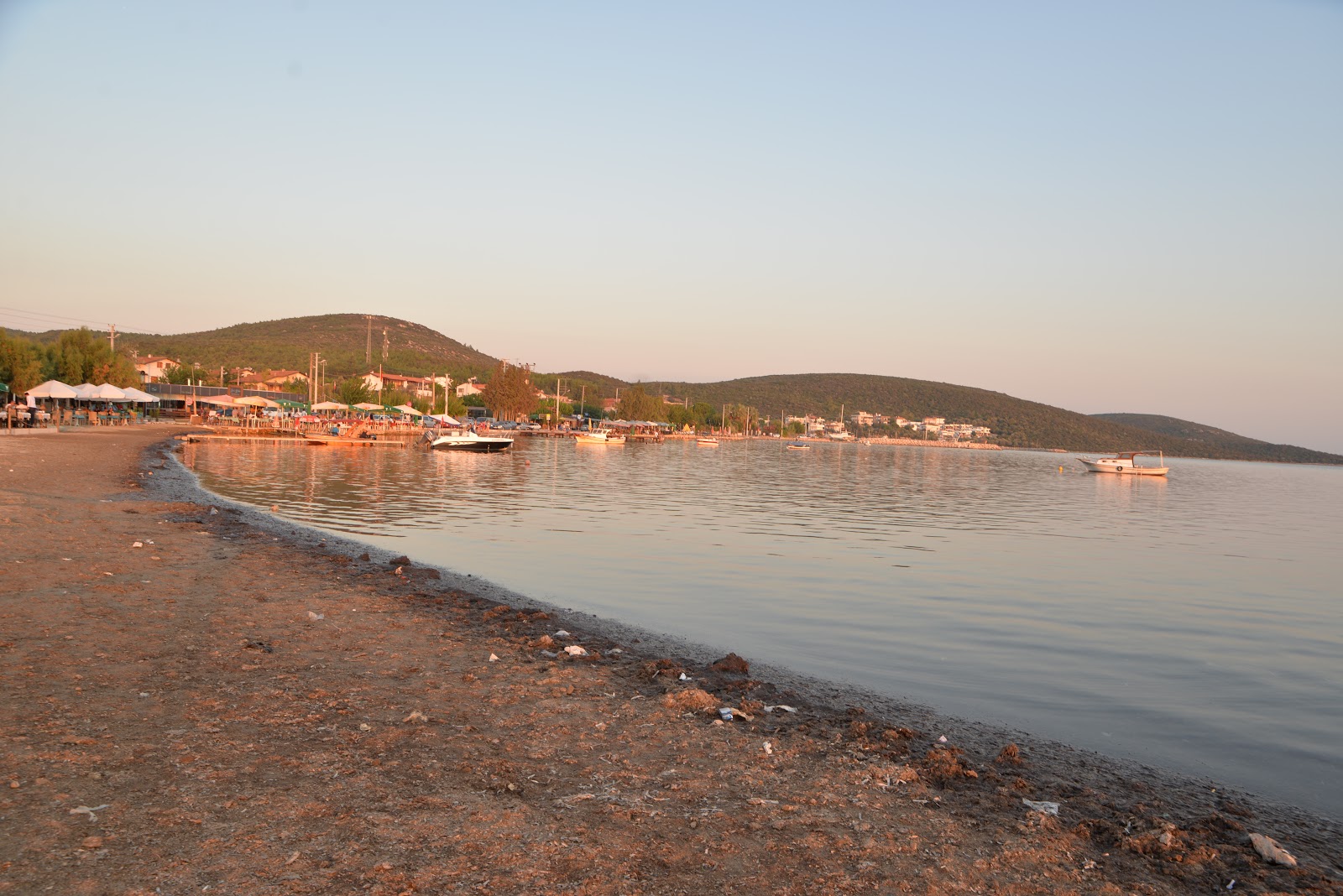 Φωτογραφία του Ozbek Akkum Plaji με επίπεδο καθαριότητας εν μέρει καθαρό