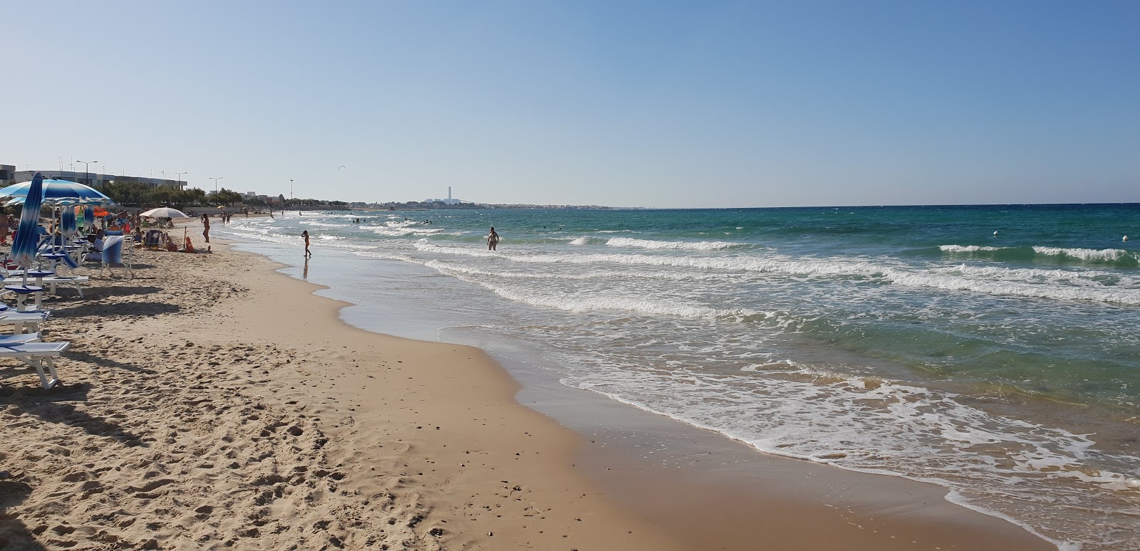 Φωτογραφία του Benny beach με φωτεινή λεπτή άμμο επιφάνεια