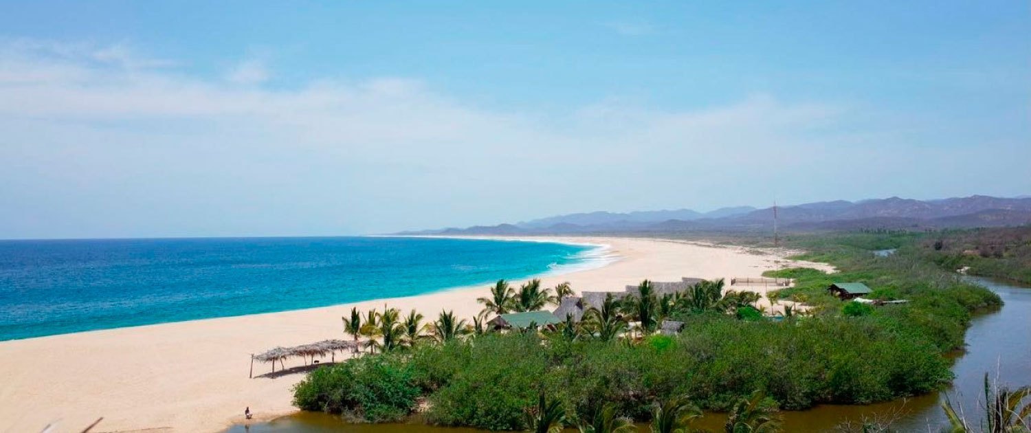 Playa Mayto的照片 带有碧绿色纯水表面