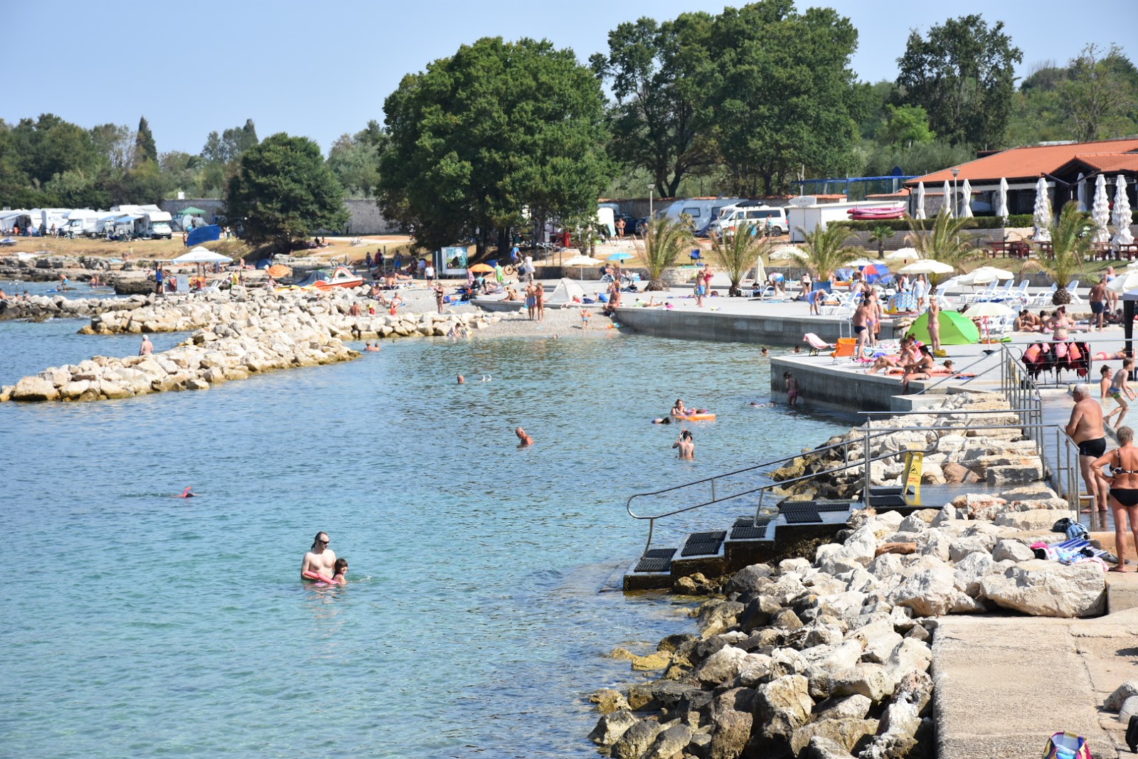 Foto von Lokvina beach mit mittlere buchten