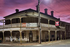 Locky's Hotel Gladstone image