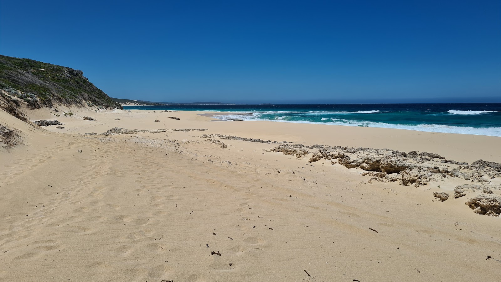 Fotografie cu Hooley Beach cu o suprafață de nisip beige