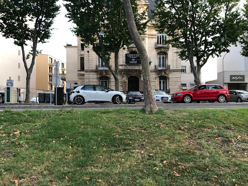Borne de recharge de véhicules électriques RÉVÉO Charging Station Narbonne