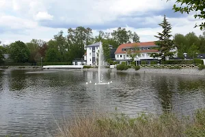 Parkplatz am Weiher image