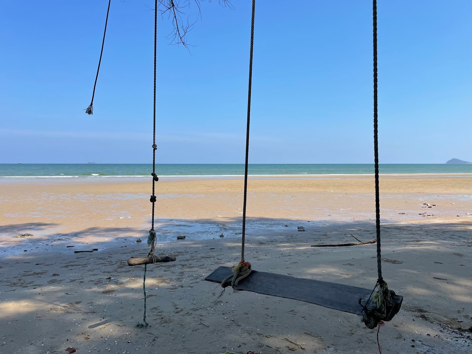 Foto von Arunothai Beach und die siedlung