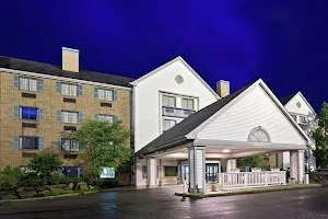 La Quinta Inn & Suites by Wyndham Cleveland Macedonia image