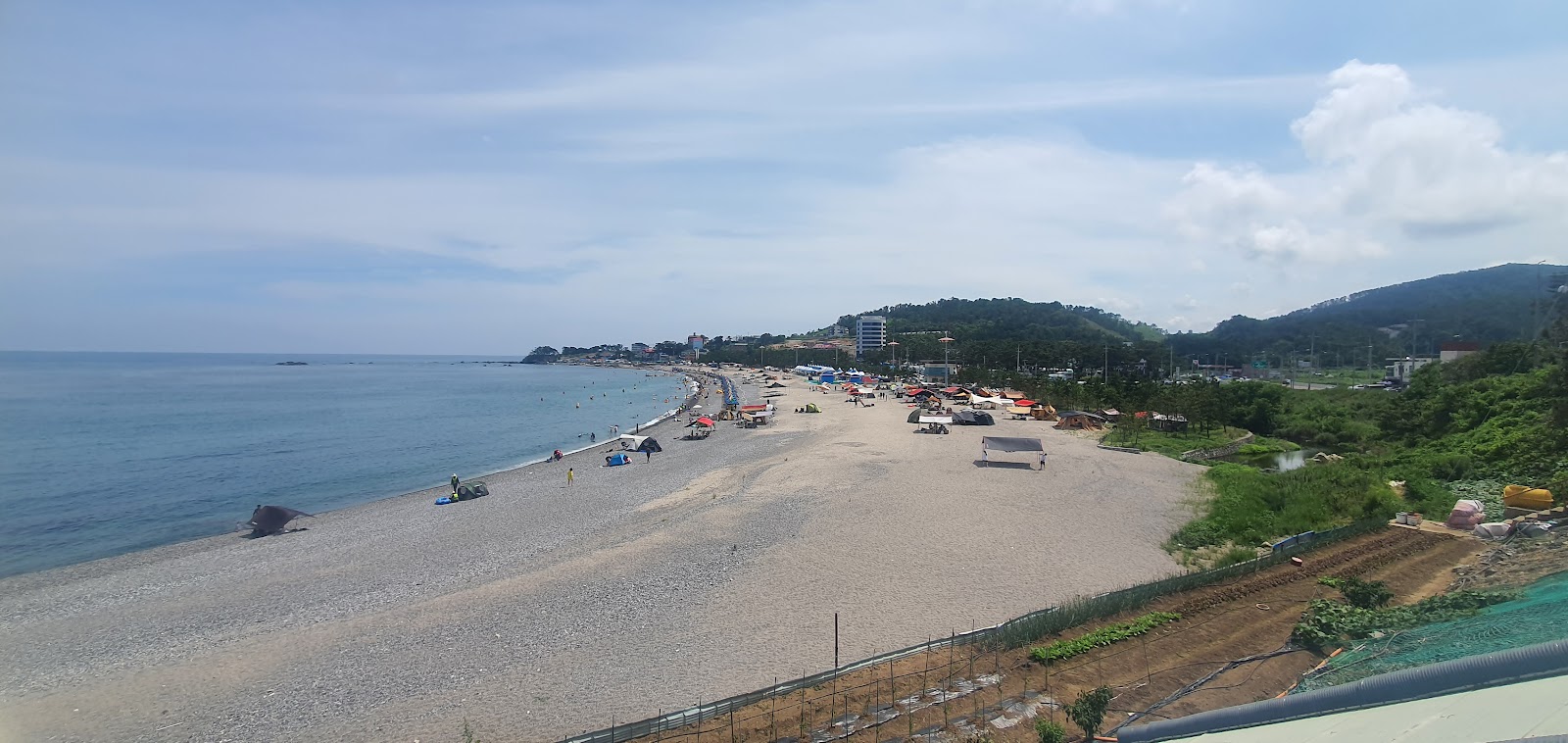 Φωτογραφία του Oryu Beach με γκρίζο βότσαλο επιφάνεια