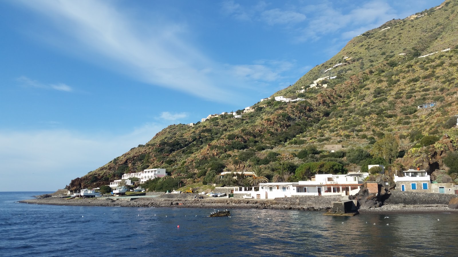 Foto von Alicudi Harbor Beach mit geräumige küstenlinie