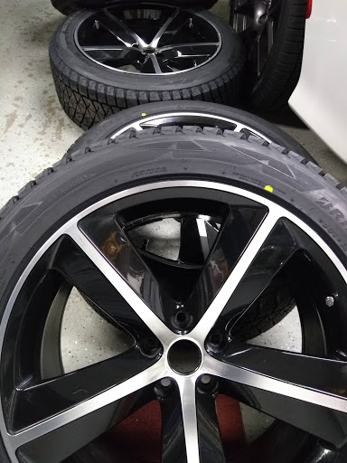 Tire Shop «Discount Tire Store - Auburn Hills, MI», reviews and photos, 200 Brown Rd, Auburn Hills, MI 48326, USA