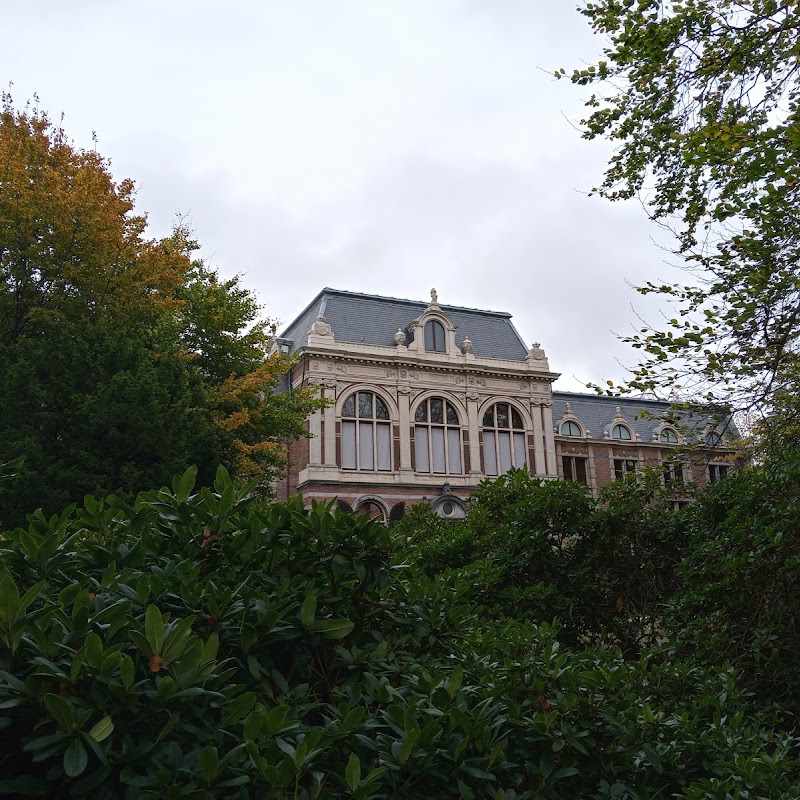 Hoedjes kunstwerk in Paleistuin