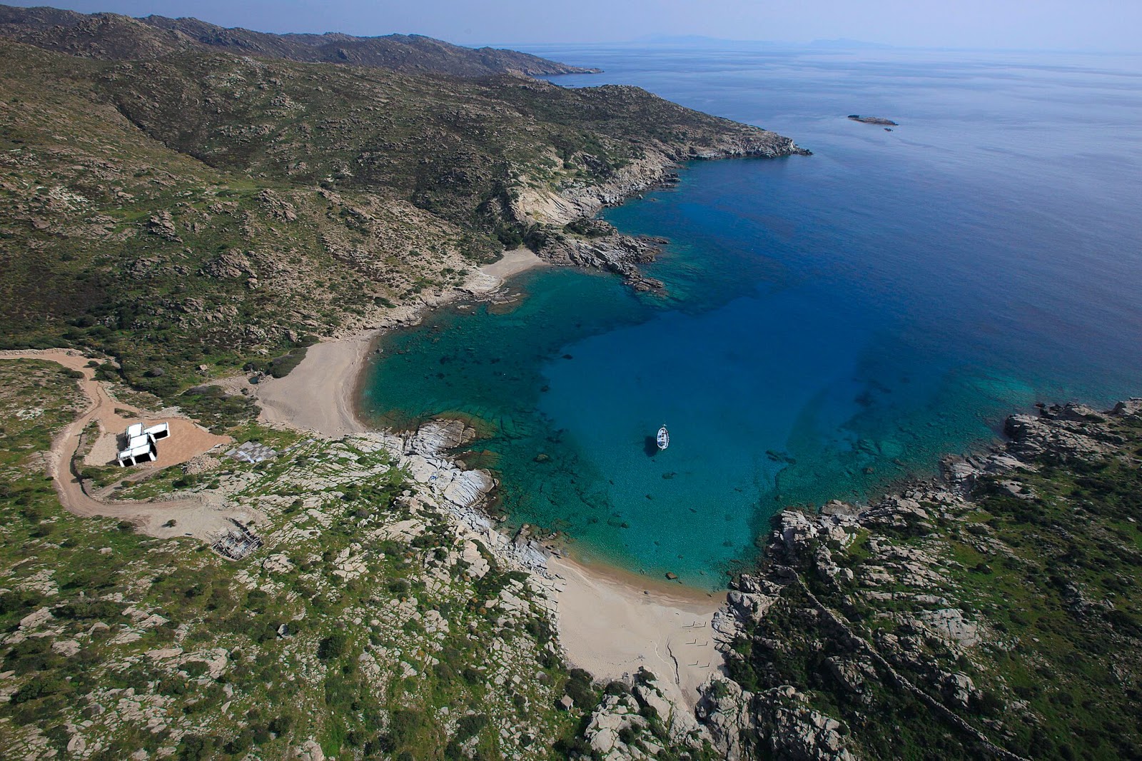 Foto van Paralia Pikri Nero met turquoise puur water oppervlakte