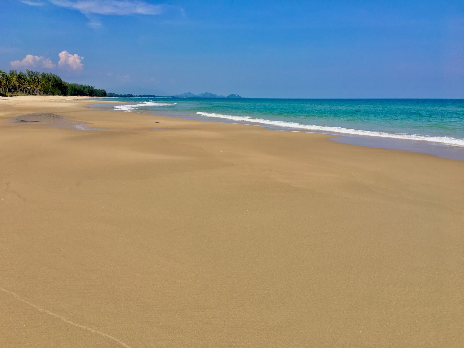 Zdjęcie Don Samran Beach z powierzchnią jasny piasek