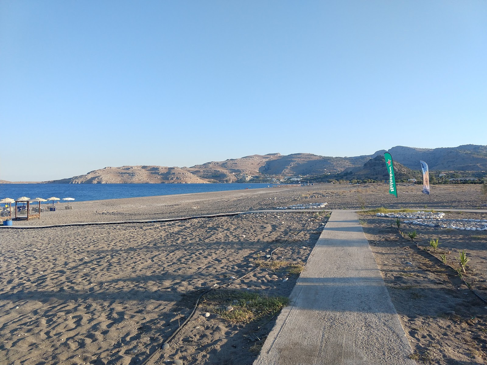 Foto de Kalathos Beach con recta y larga