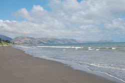Photo de Raumati Beach avec rivage droit, long