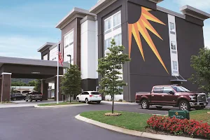 La Quinta Inn & Suites by Wyndham Chattanooga - Lookout Mtn image