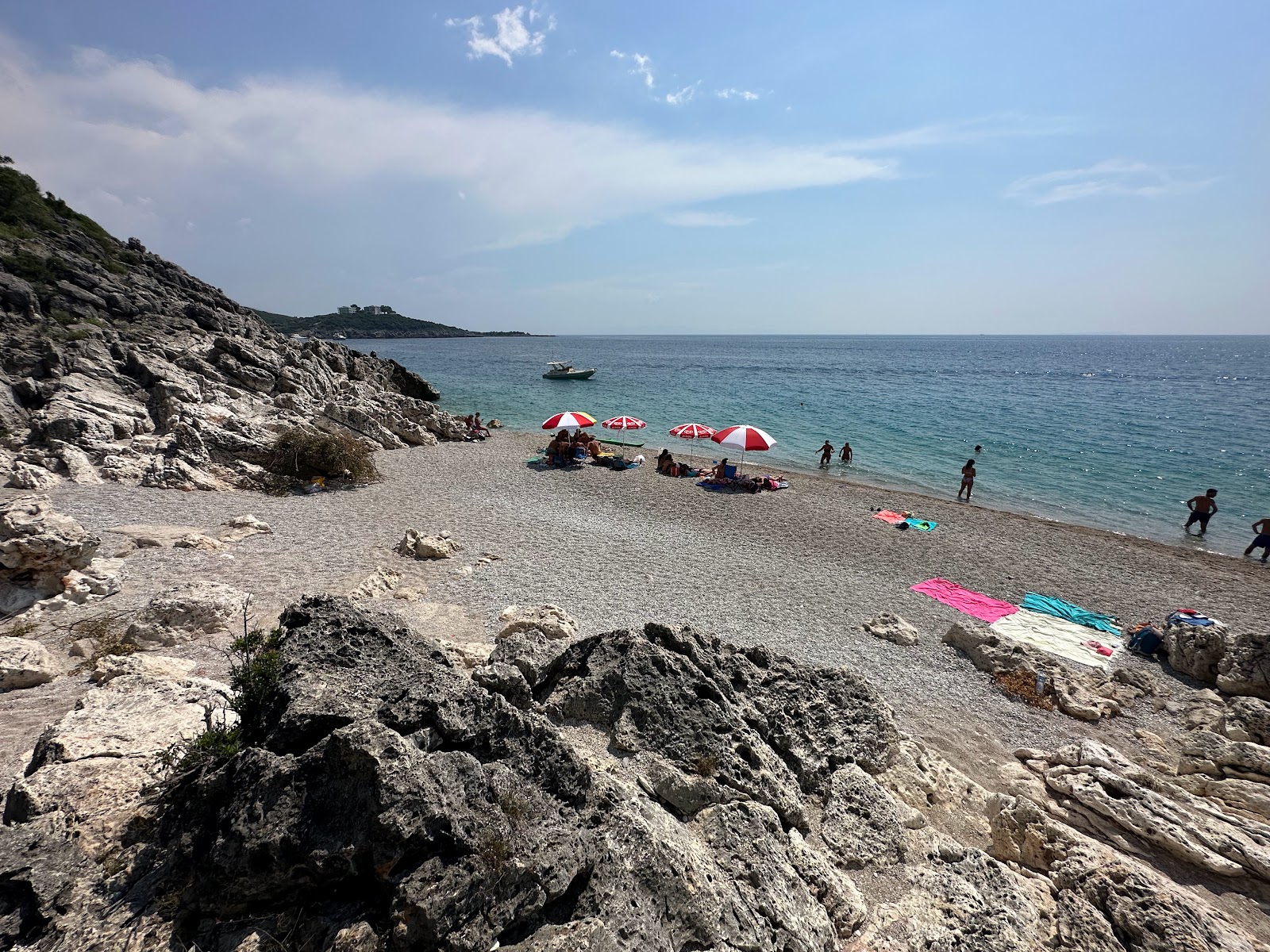 Foto di Celestina Beach circondato da montagne
