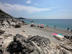 Foto di Celestina Beach circondato da montagne
