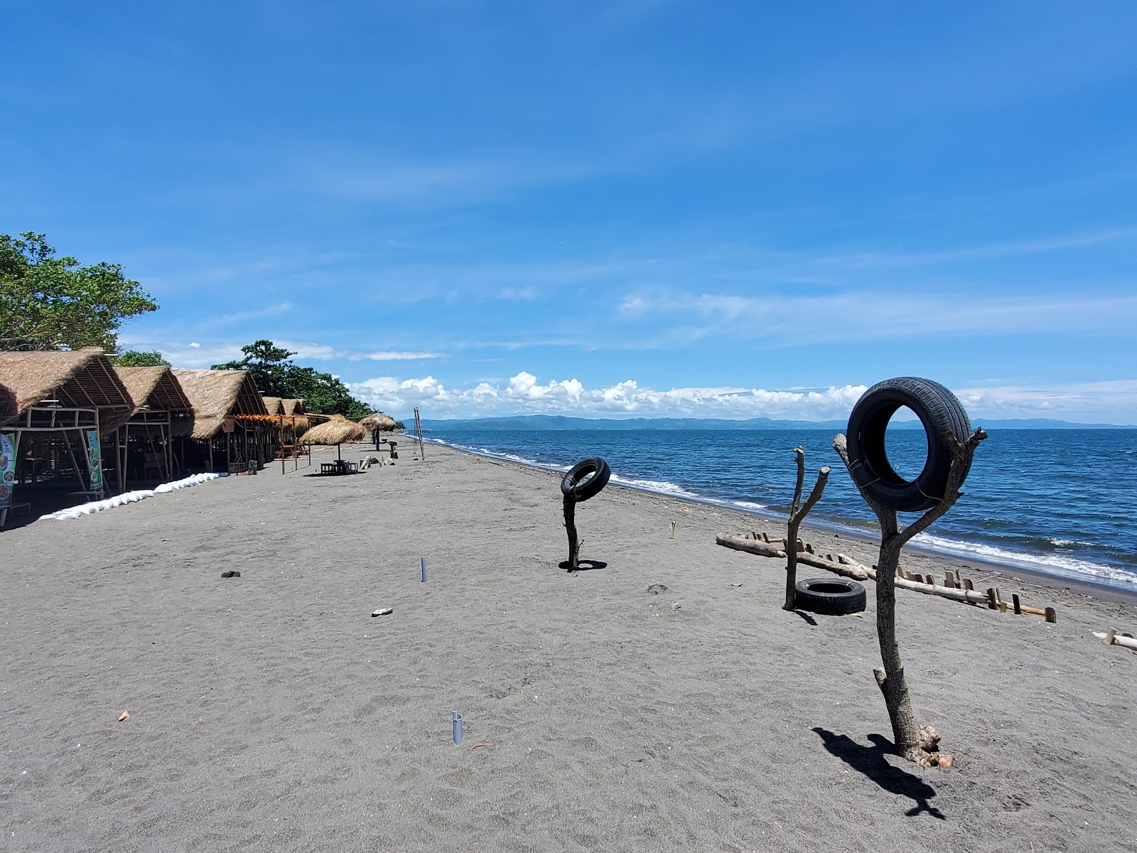 Foto von Batas Senja Beach mit brauner sand Oberfläche