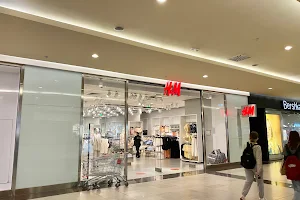 H&M image