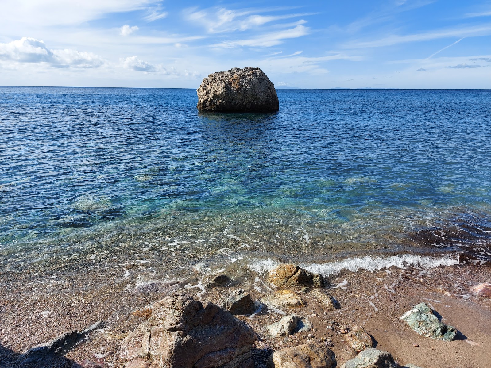 Foto de Cala gypsum con agua cristalina superficie