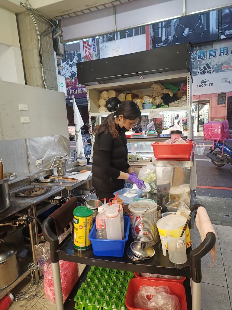 餓霸滷味 中壢中山店｜三杯炒滷味｜麻辣燙｜XO干貝醬滷味｜炒咖哩滷味｜海鮮粥｜鍋燒麵｜中壢宵夜｜消夜首選｜ 的照片