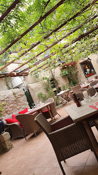 Atmosphère du Restaurant de spécialités provençales Ou Ravi Prouvencau à Maussane-les-Alpilles - n°10