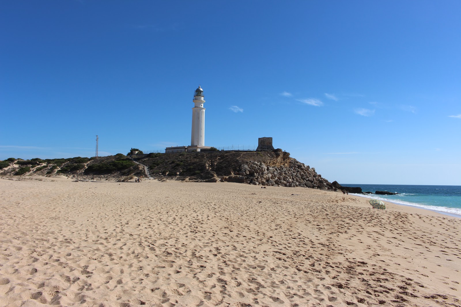 Fotografie cu Playa Faro de Trafalgar cu o suprafață de apă pură albastră