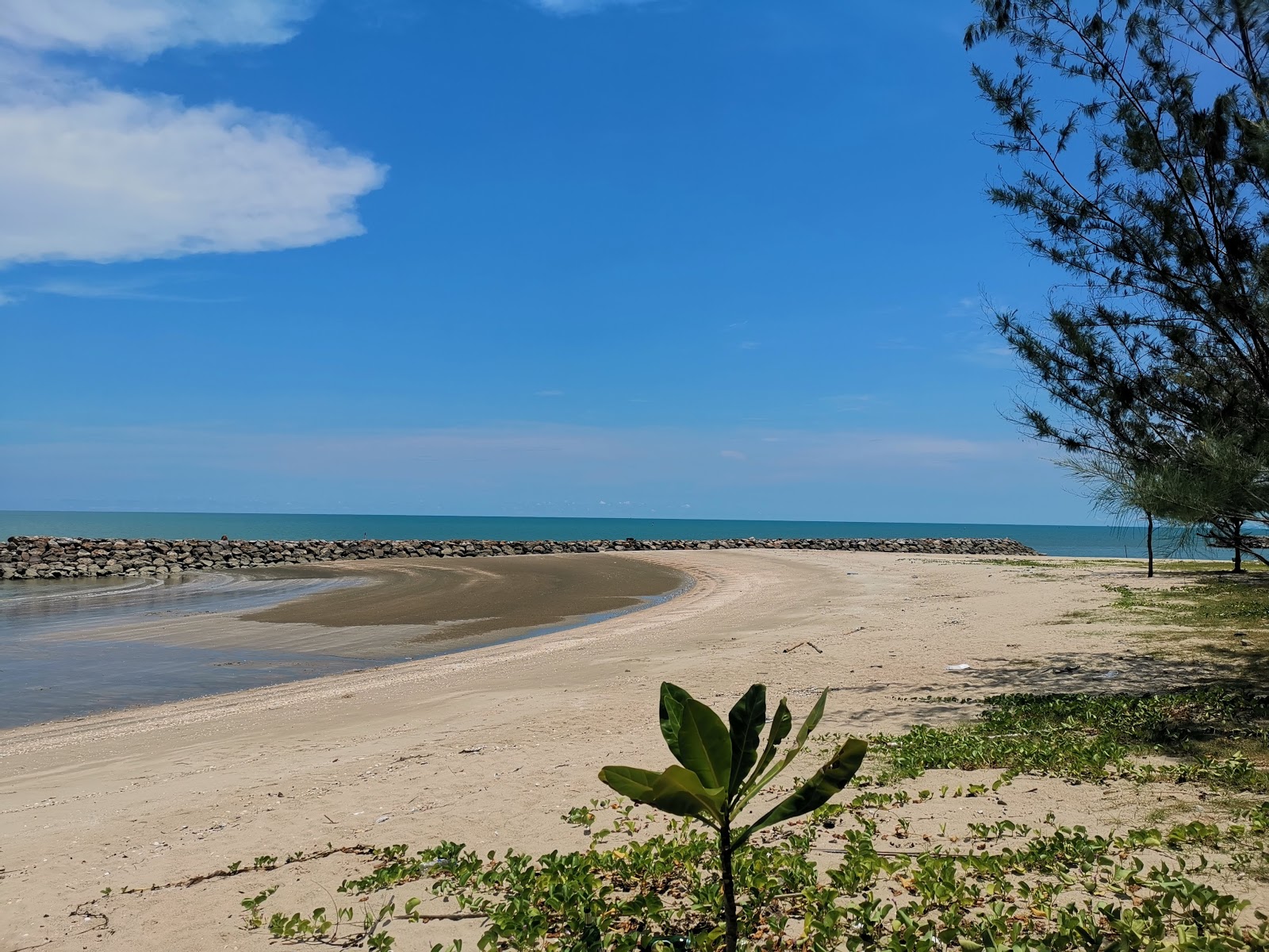 Chomchan Beach'in fotoğrafı turkuaz saf su yüzey ile