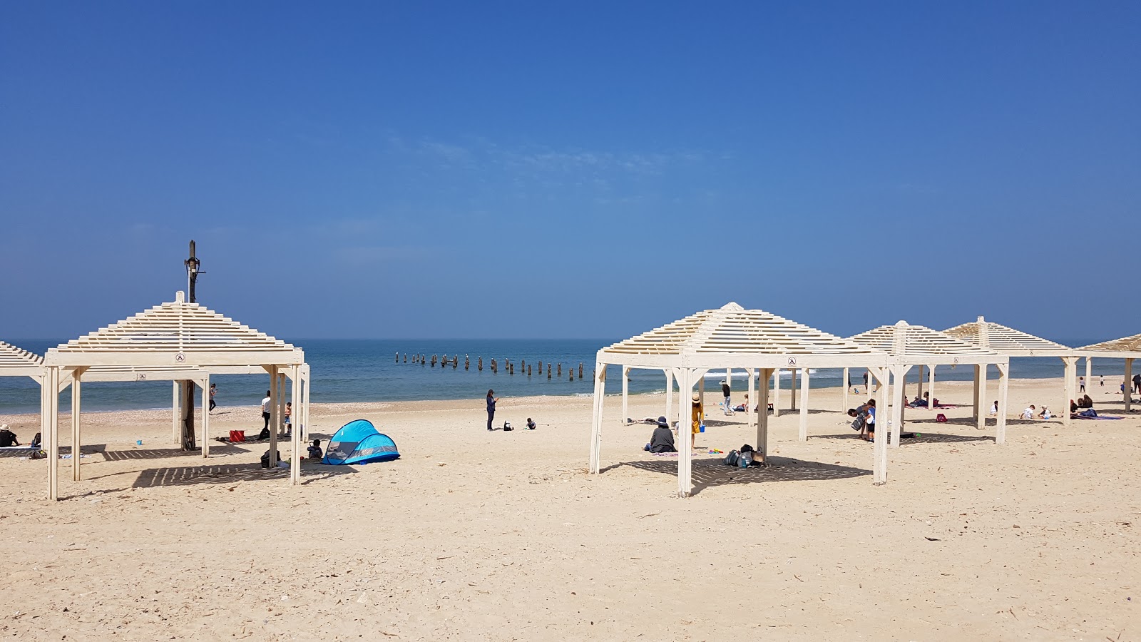 Foto de Beit Yanai beach com alto nível de limpeza