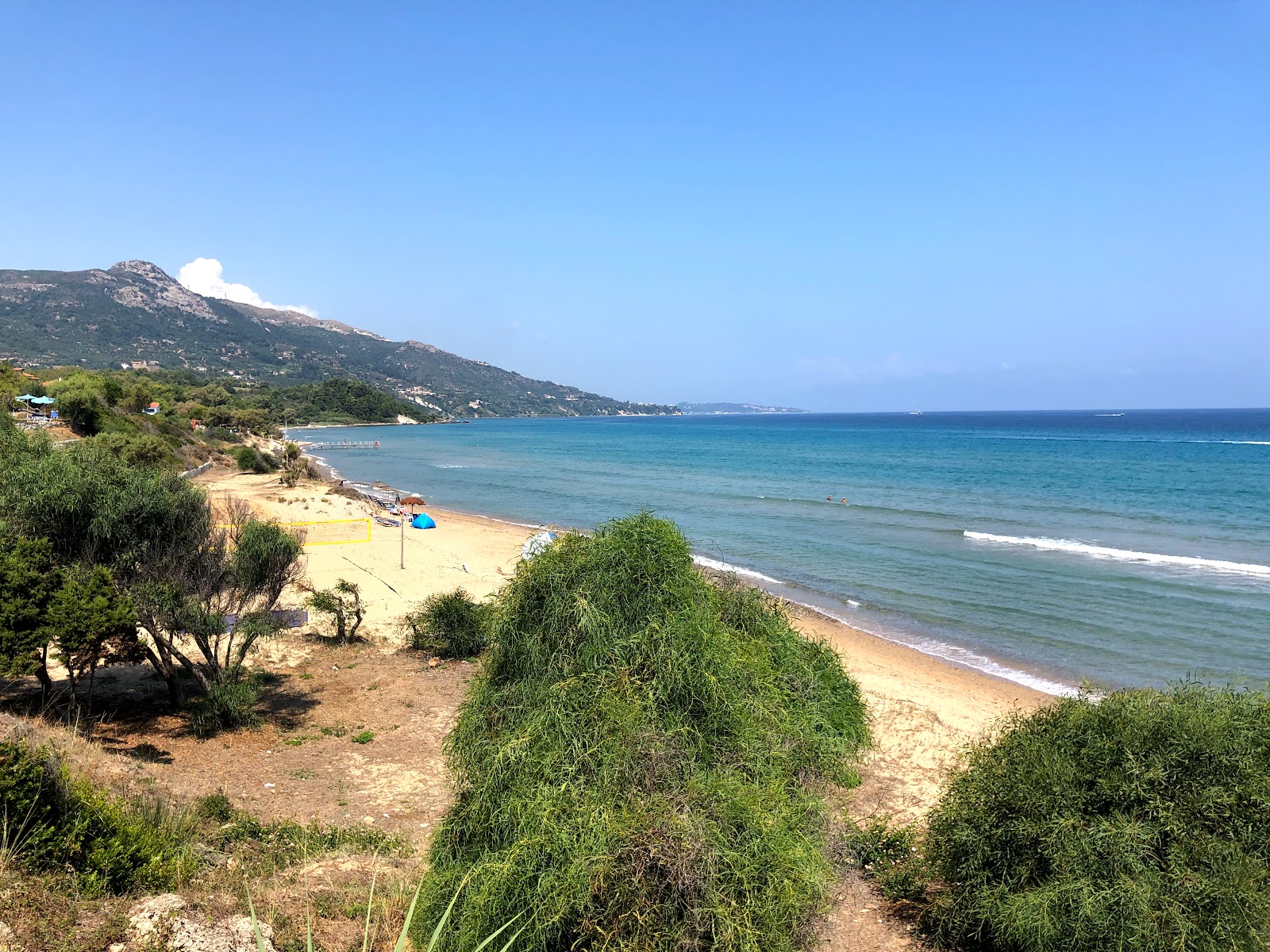 Foto di Paralia Vasilikos con una superficie del sabbia beige