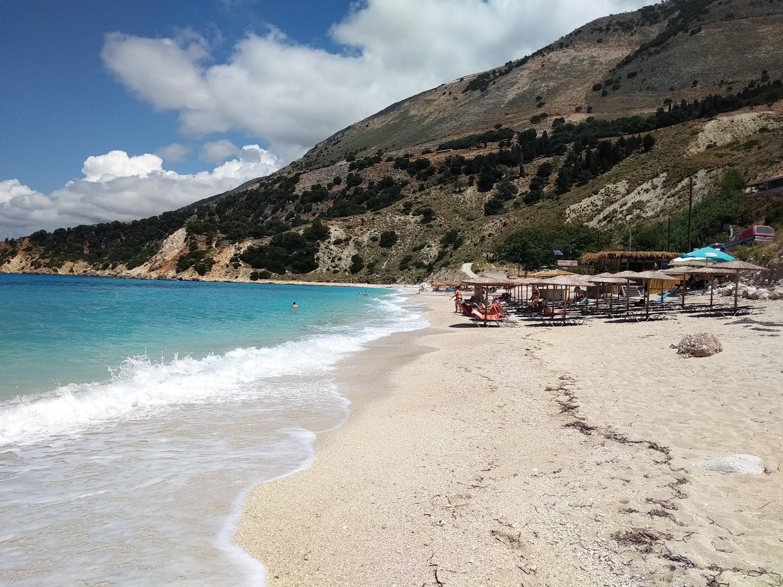 Agia Kiriaki Plajı'in fotoğrafı - rahatlamayı sevenler arasında popüler bir yer