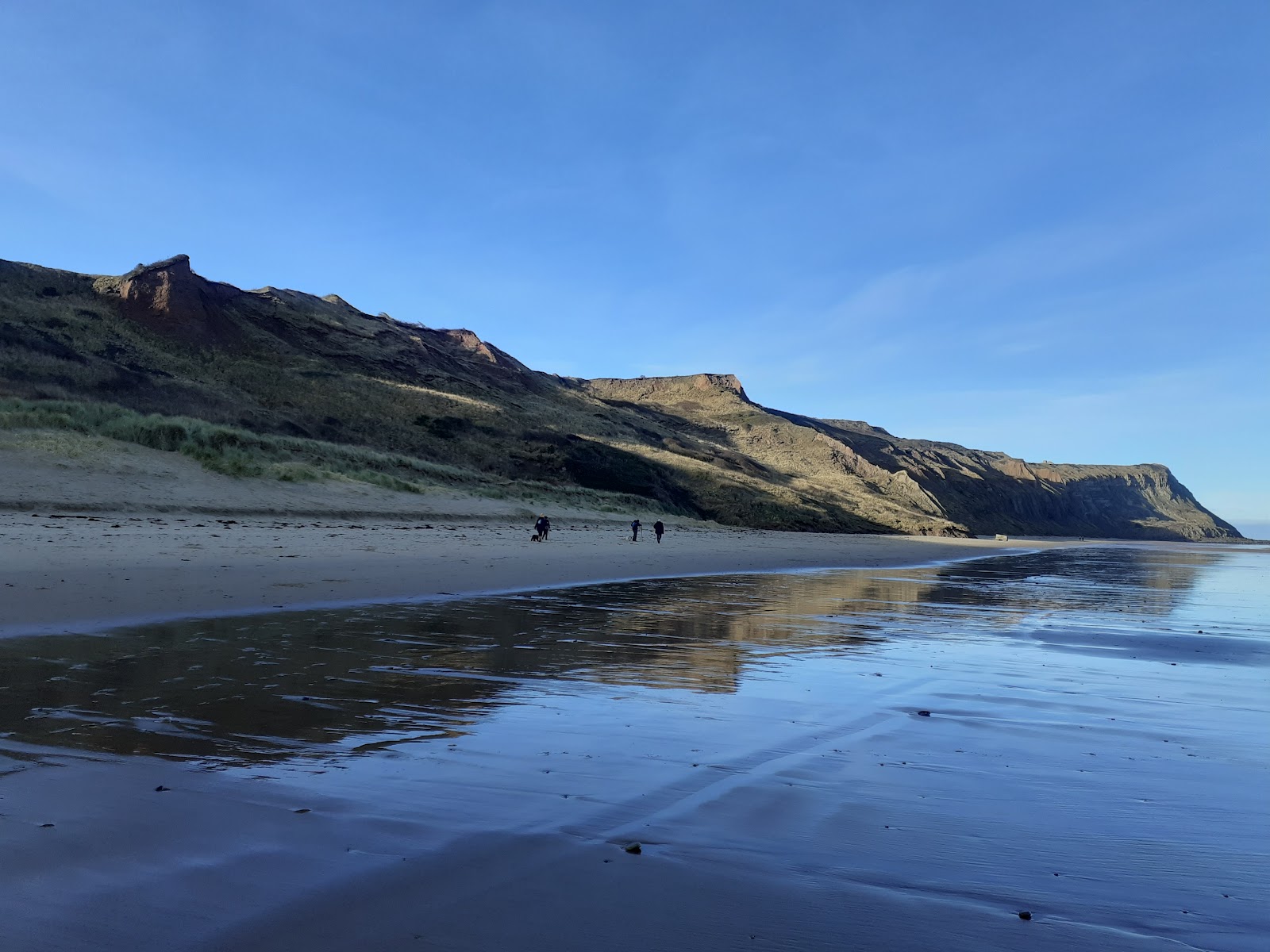 Zdjęcie Plaża Skinningrove poparte klifami