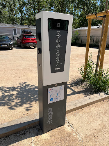 Borne de recharge de véhicules électriques IZIVIA Station de recharge Vendres