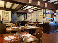 Atmosphère du Restaurant de spécialités alsaciennes Brasserie Chez Hansi à Colmar - n°14