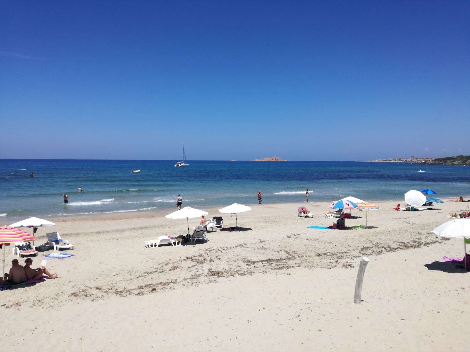 Foto di Li Ferruli Beach con una superficie del acqua cristallina