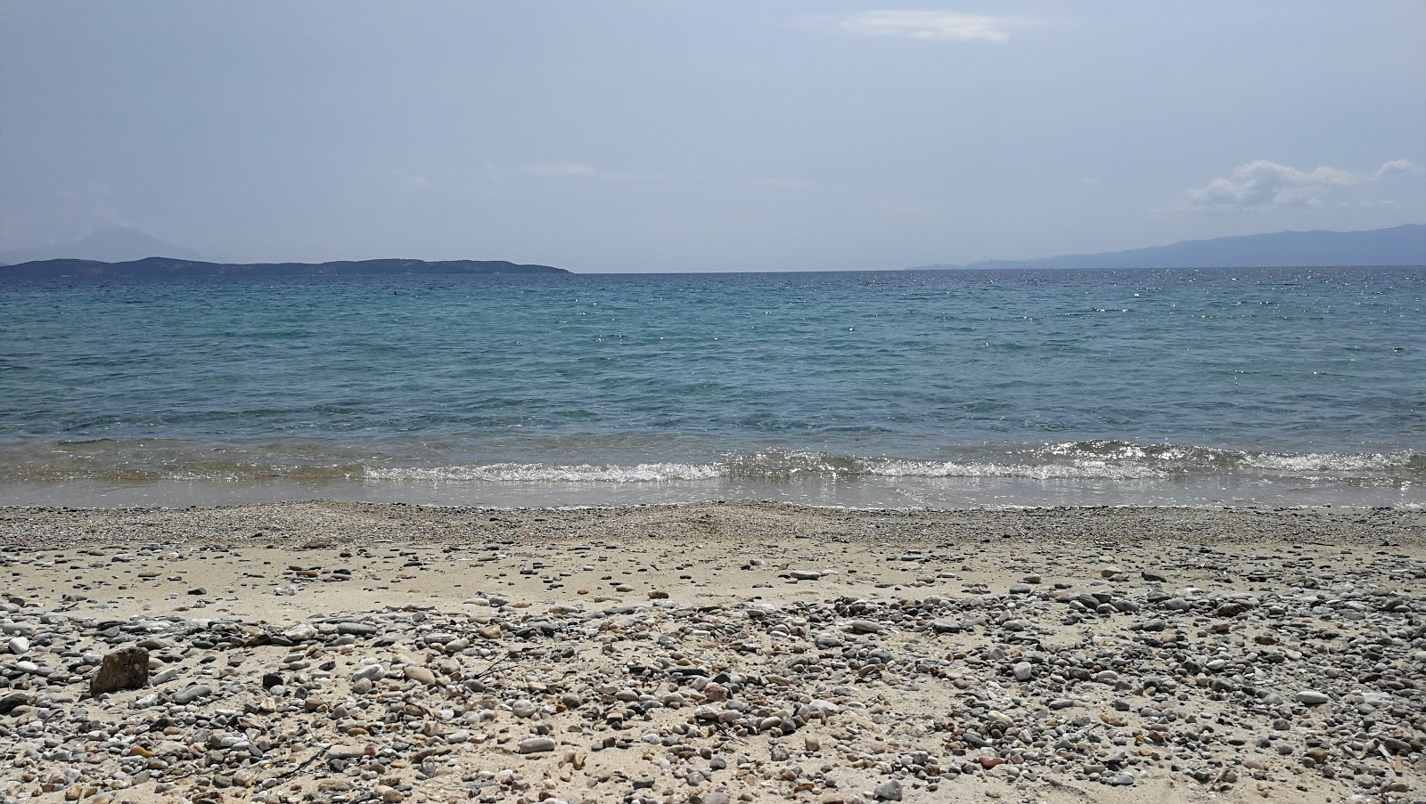 Foto de Develiki beach II com praia espaçosa