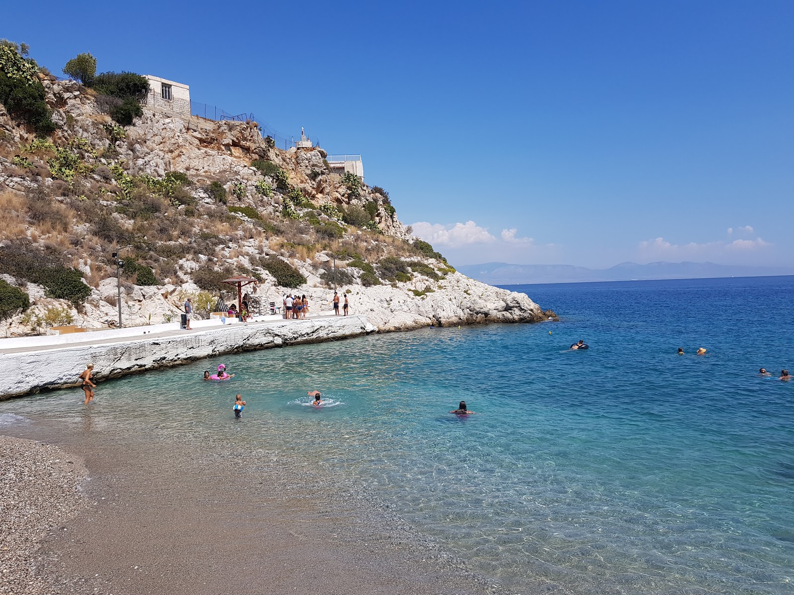 Foto de Paralia Charoupias com areia clara e seixos superfície