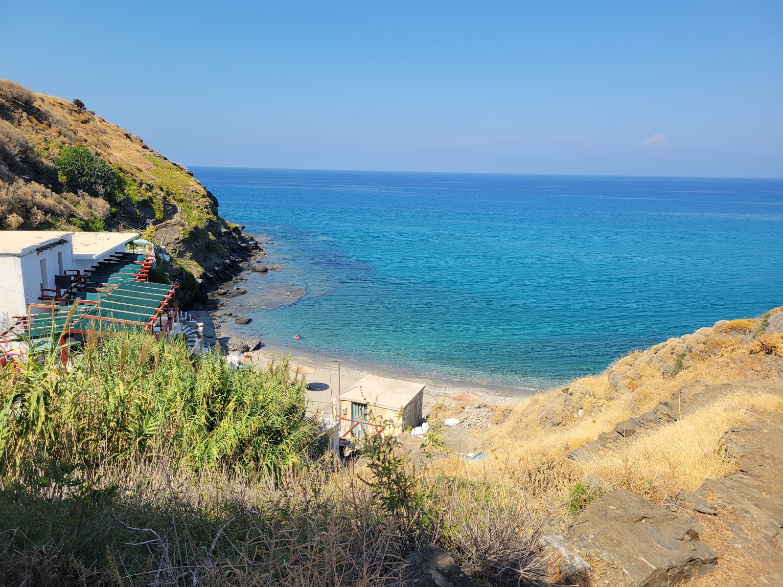 Fotografie cu Partheni Beach sprijinit de stânci