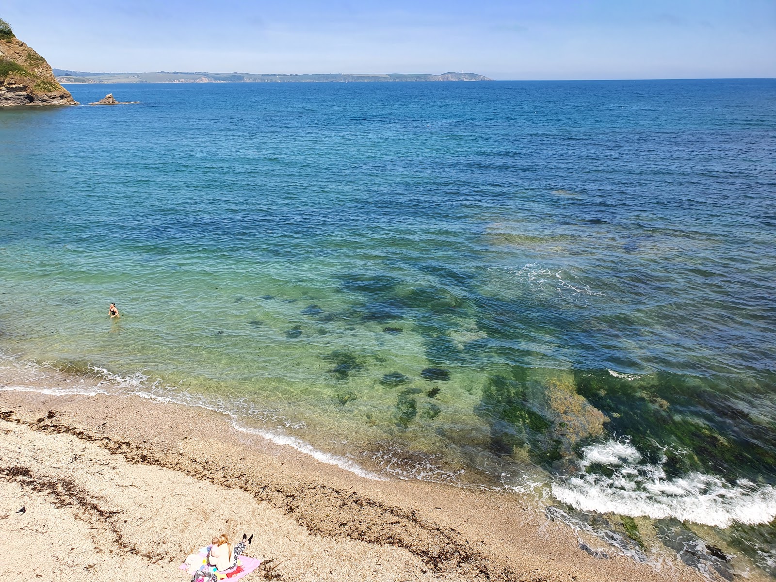 Foto de Playa de Porthpean con playa amplia