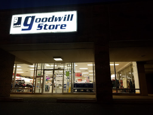 Thrift Store «Goodwill Store and Donation Center», reviews and photos, 2904 S University Ave, Little Rock, AR 72204, USA