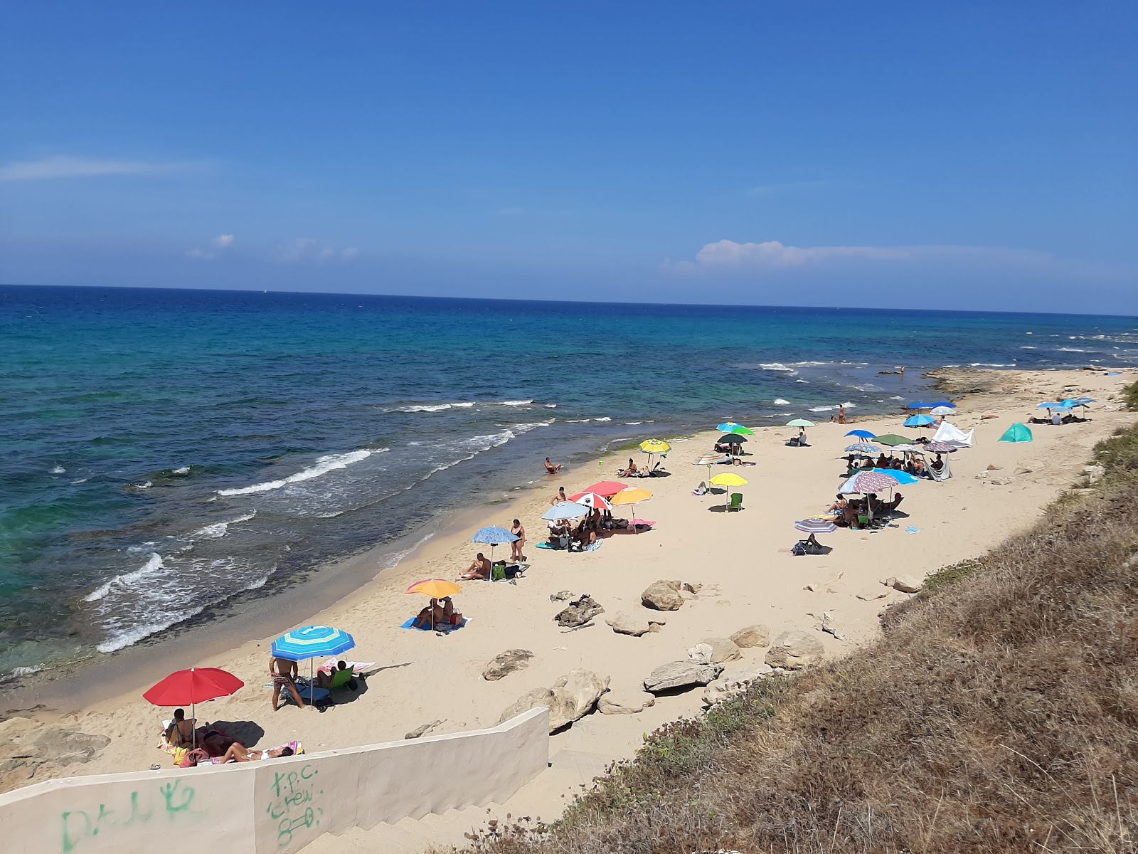 Foto von Spiaggia delle Celestine mit beiger sand & steine Oberfläche
