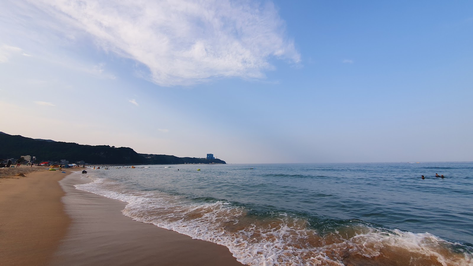 Fotografija Banhun Beach z svetel pesek površino