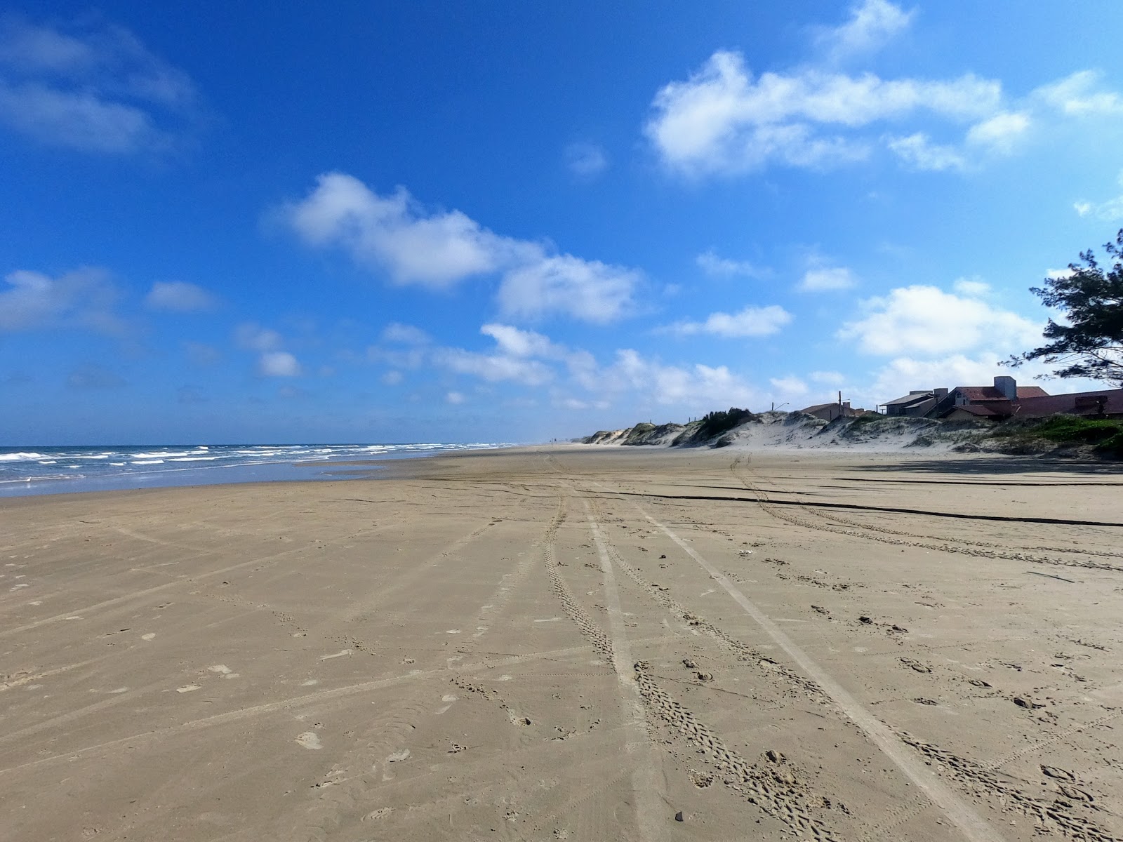 Valokuva Praia de Remansoista. pinnalla kirkas hieno hiekka:n kanssa