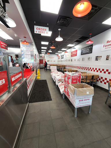 Shopping Mall «Gateway Shopping Center», reviews and photos, 221 E Swedesford Rd, Wayne, PA 19087, USA