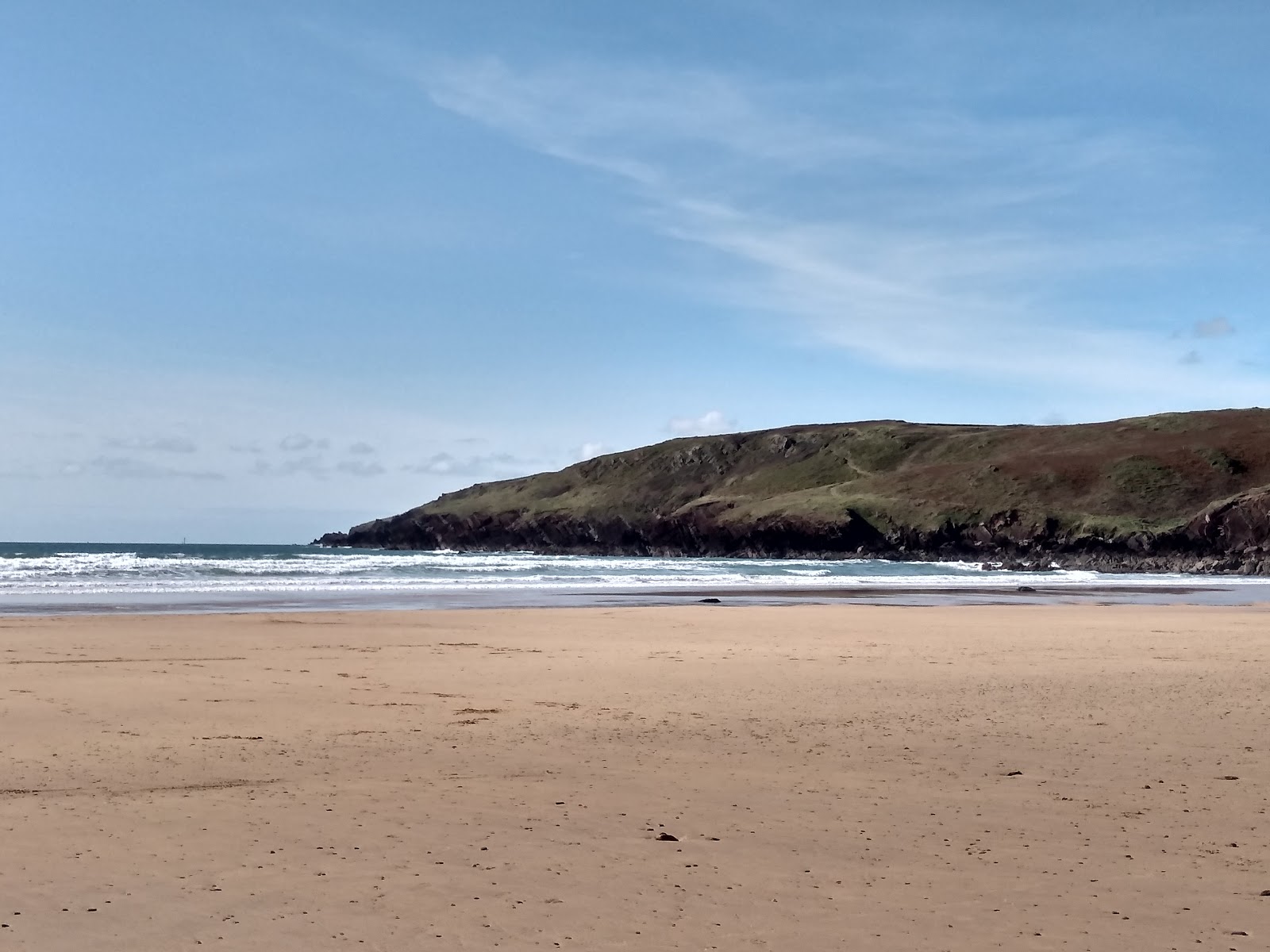 Foto van Freshwater West beach met recht en lang